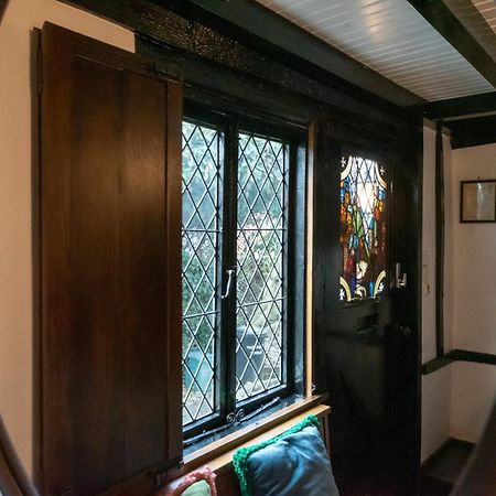 15Th Century Tiny Character Cottage-Henley Centre Экстерьер фото